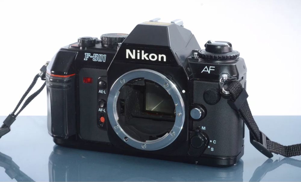 Nikon F-501 como nova