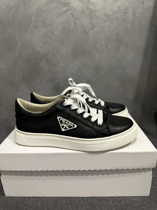 Класичні кеди prada