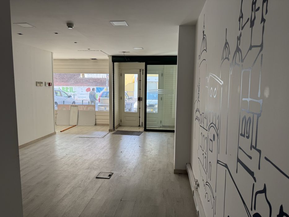 Arrenda a loja em centro de Algueirao-Mem