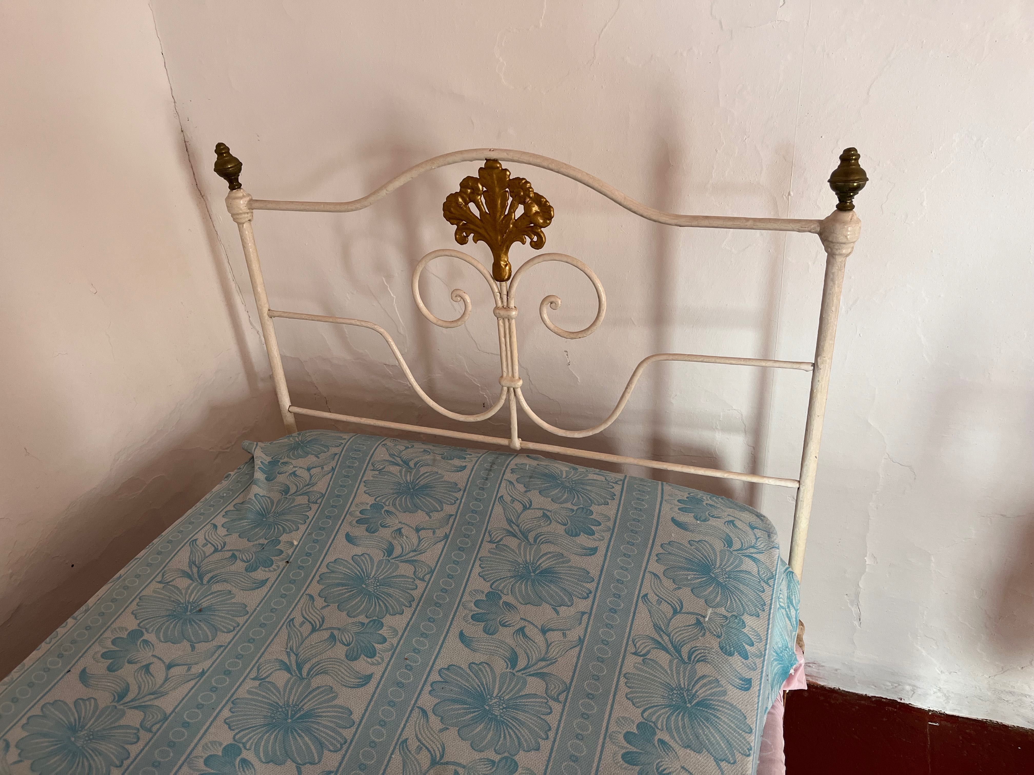 Cama de uma pessoa com colchao