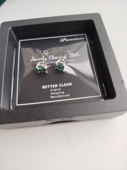 Яскравий муассаніт зеленого кольору , срібні з покриттям платини. Серт