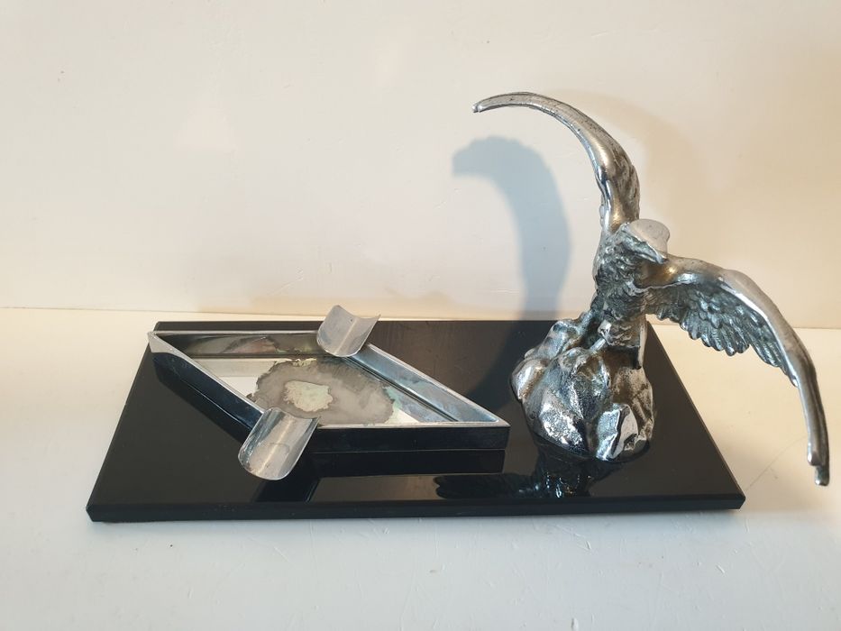 Vintage cinzeiro em vidro e metal cromado com escultura de águia