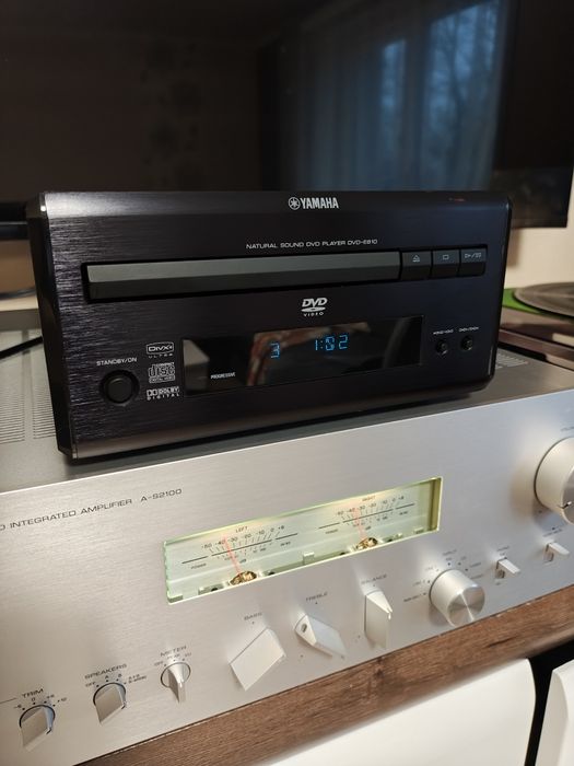 Odtwarzacz Yamaha CD,DVD E-810  bez pilota.