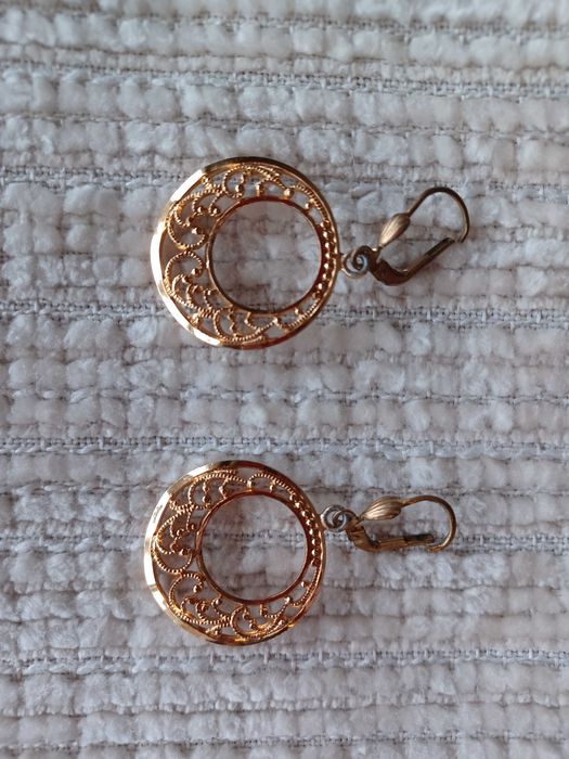 Argolas douradas tipo filigrana