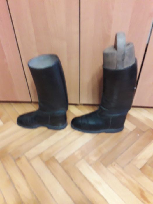 Czarne skórzane buty z cholewami, typu oficerki,