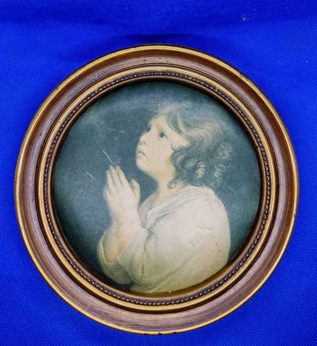 Quadro religioso antigo em seda com menina em adoração