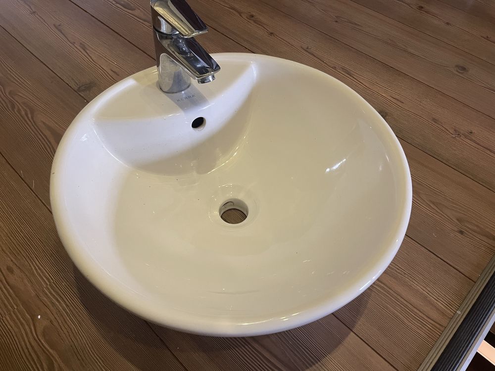 Umywalka nablatowa z baterią (zarysowane szkliwo)
