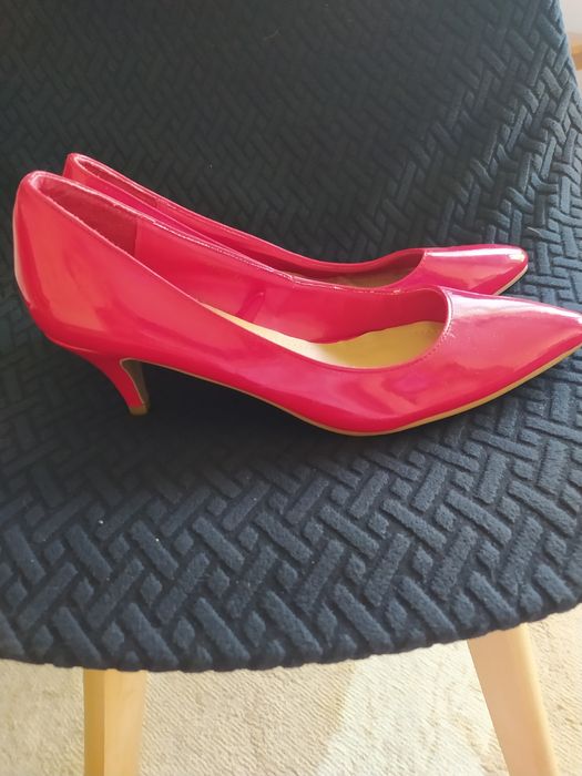 Czerwone buty na obcasie