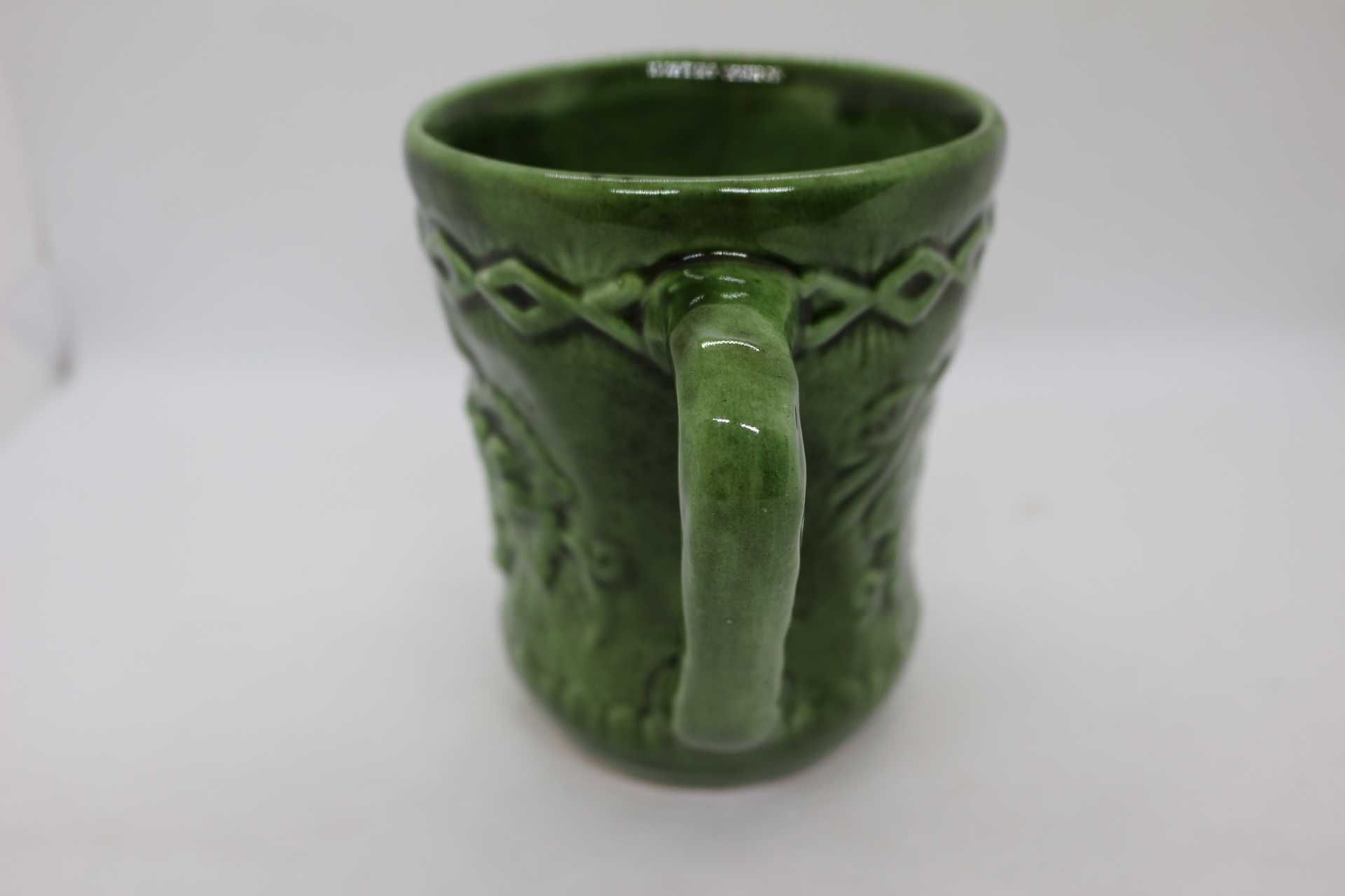 Caneca Faiança das Caldas Rainha Verde Desenho Cacho de Uvas e Paras