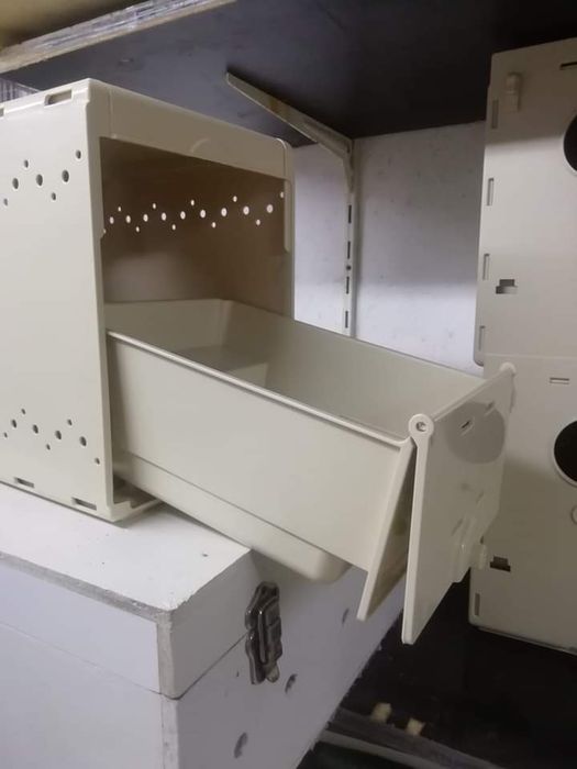 Vários ninhos de plástico para venda