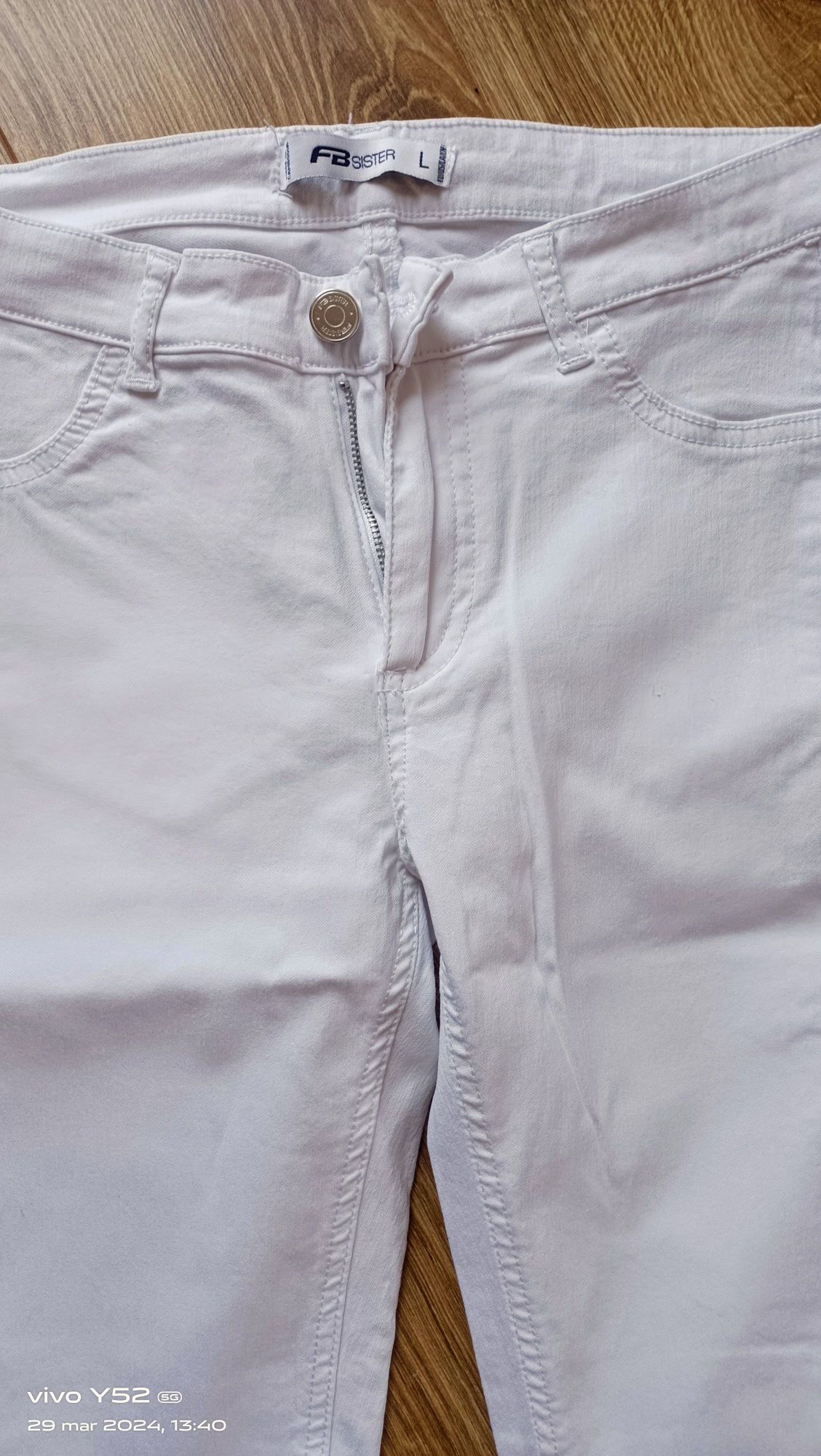 Białe spodnie damskie rurki FB Sister a'la jeans r.M