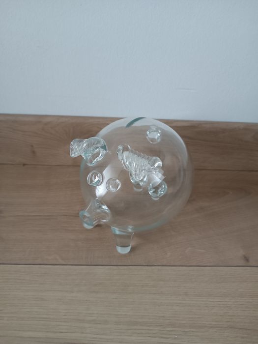 Szklana przeźroczysta skarbonka świnka na pieniądze na prezent