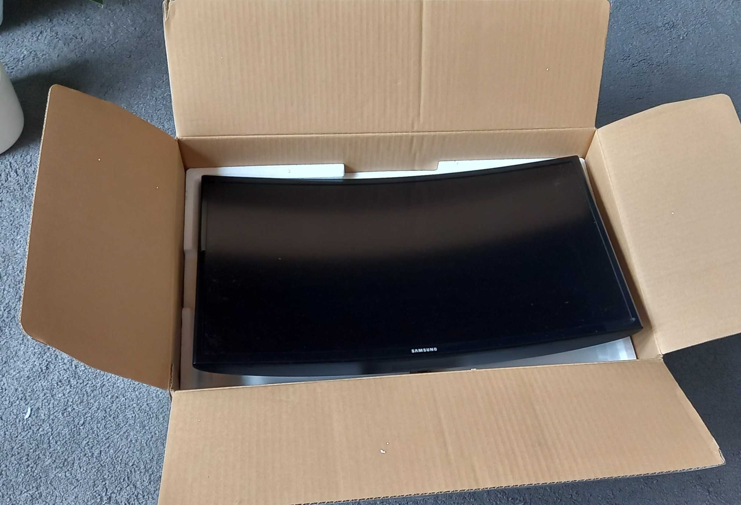 Monitor Samsung C27F  27 cali zakrzywiony. Jak nowy.
