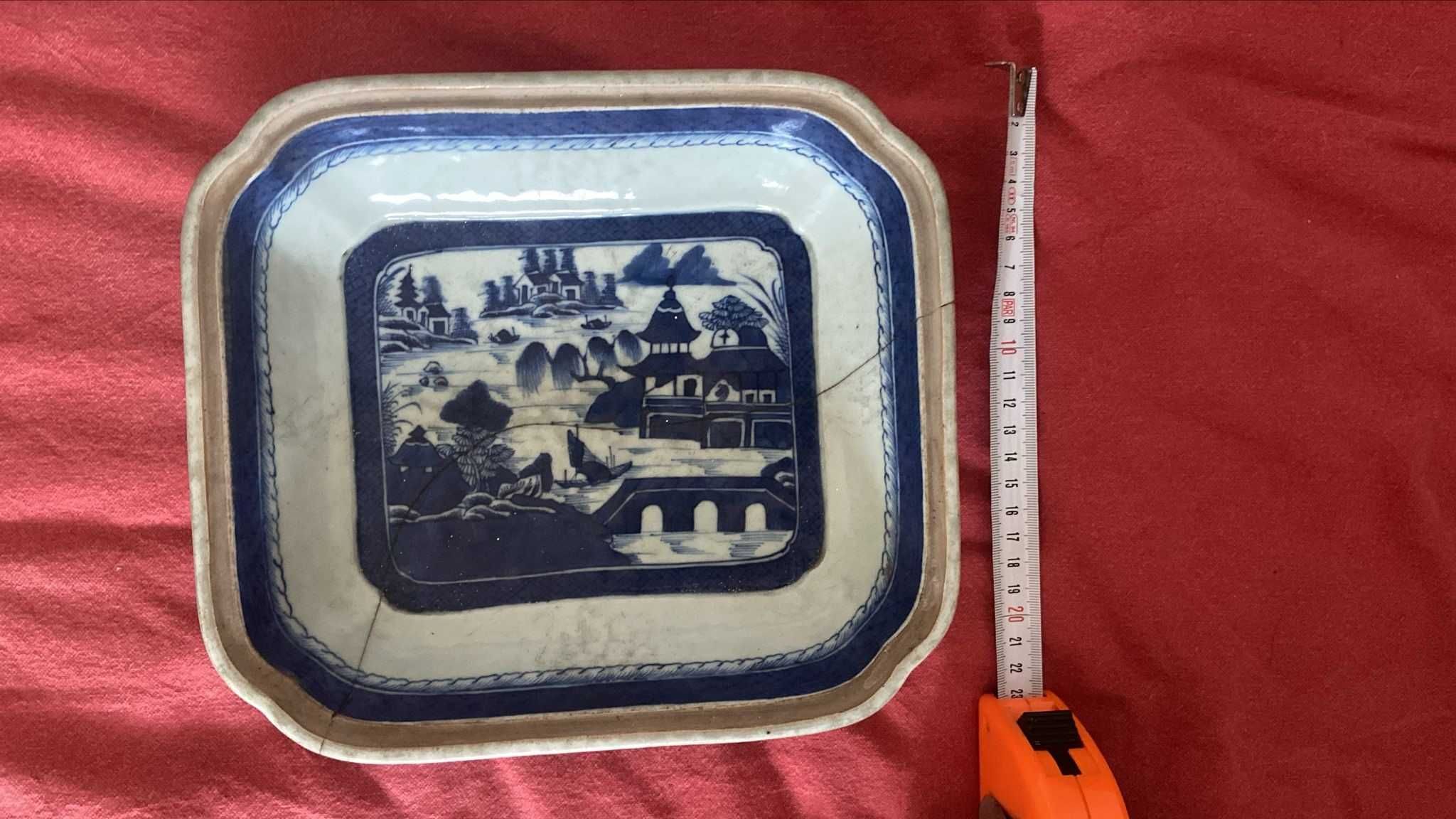 Base de prato em porcelana chinesa com decoração a azul, de “Cantão”
