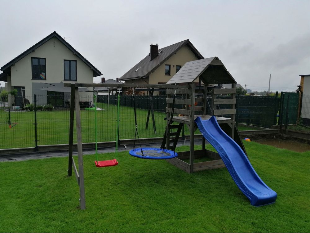 Plac zabaw dla dziecka dzieci domek zjeżdżalnia huśtawka bujaczki