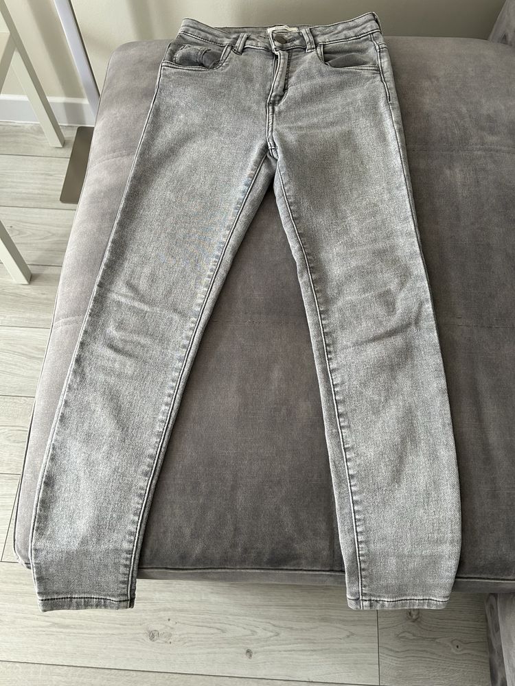 Sprzedam spodnie jeans 152