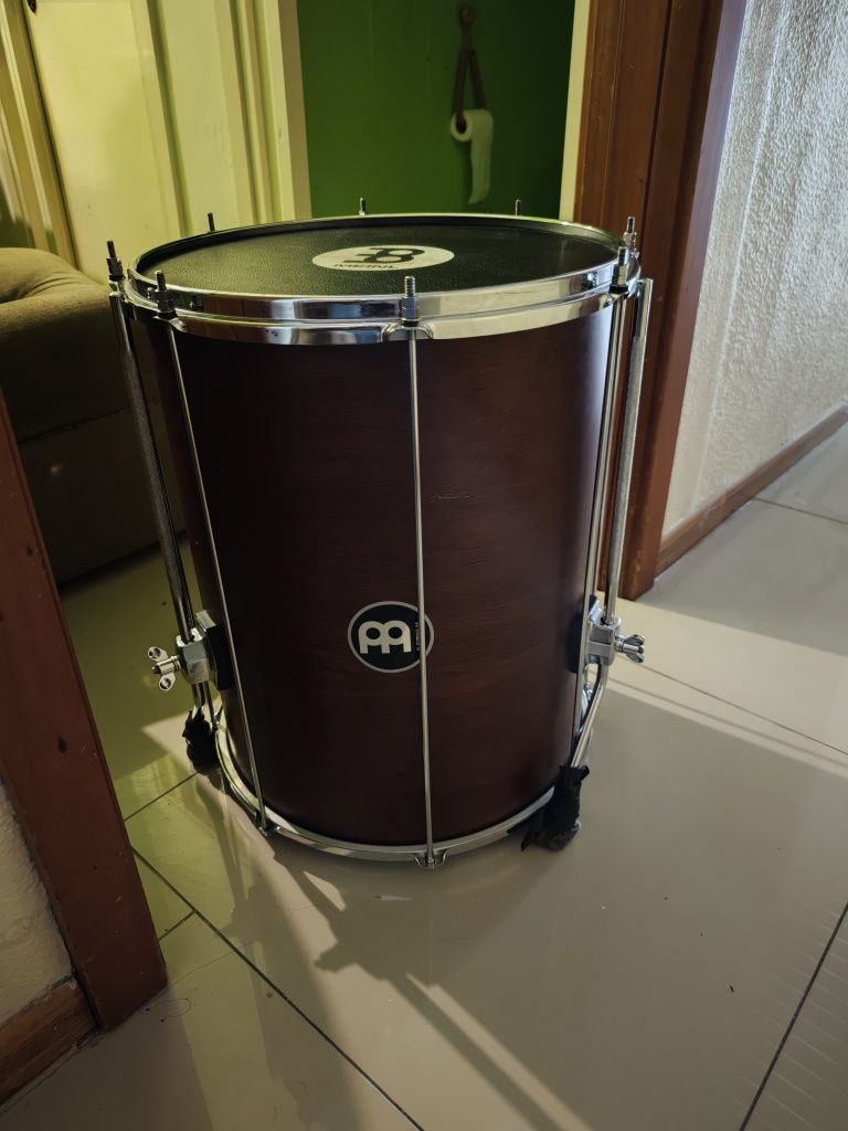 Percussão. Surdo de marcação com os pés.