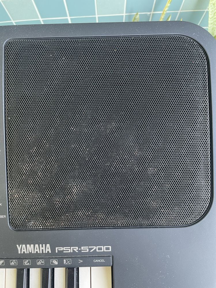 Piano/Sintetizador YAMAHA PSR-5700