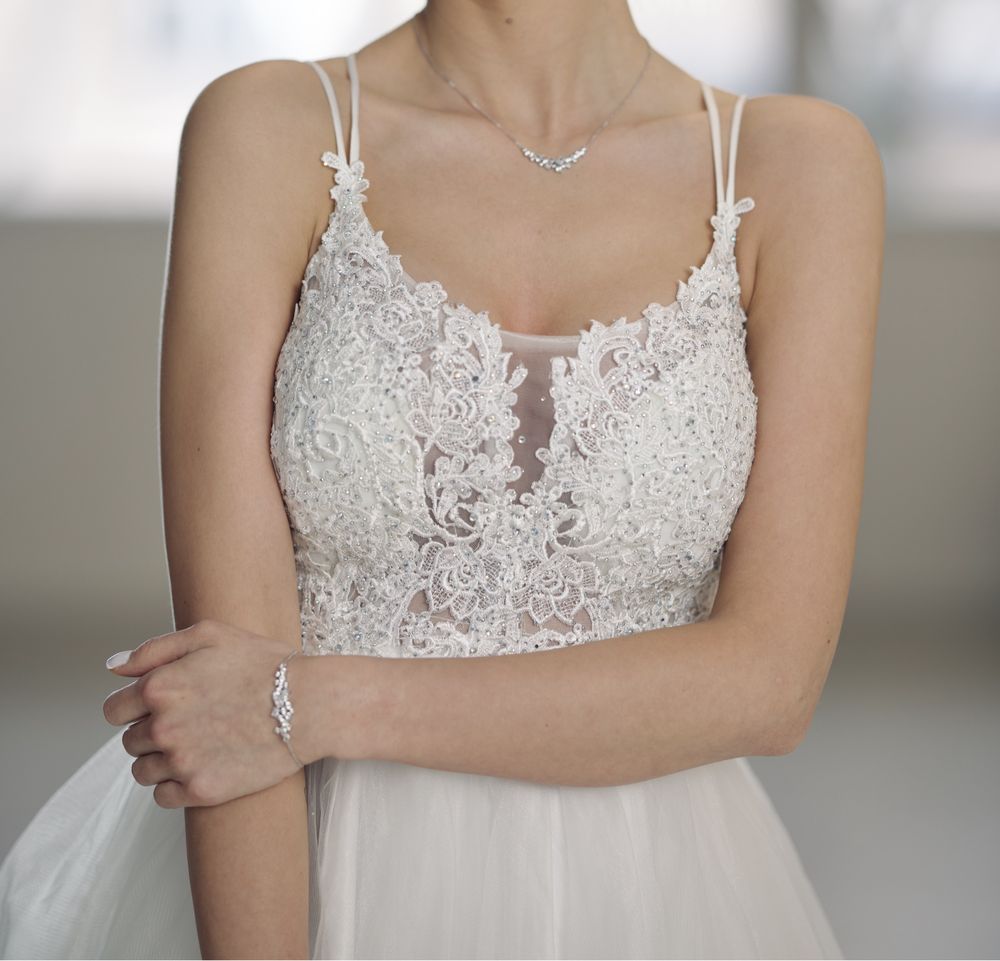 Biała ślubna sukienka z cyrkoniami