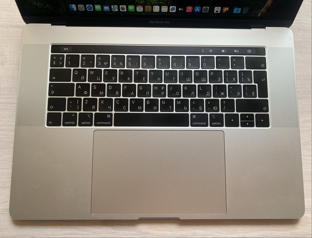 Apple Macbook Pro 15.4 дюйма i7 6ядер 16гб