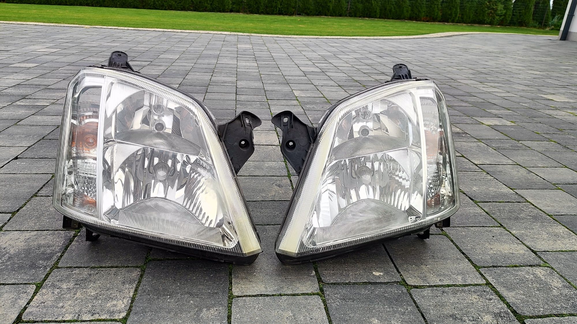 Lampy przednie przód Opel Meriva A 02-10 Valeo Europa