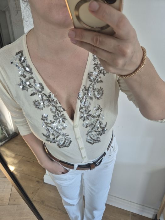 Sweter kremowy z cekinami futurystyczny wiskoza viscose do pracy