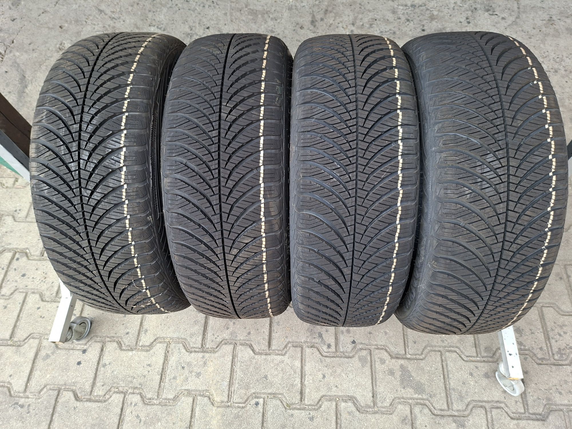 Opony Wielosezonowe 205/55R17 Goodyear Vector 205/55/17 Całoroczne