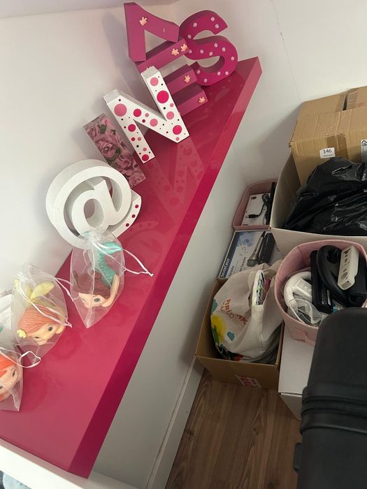 secretária como nova e resistente