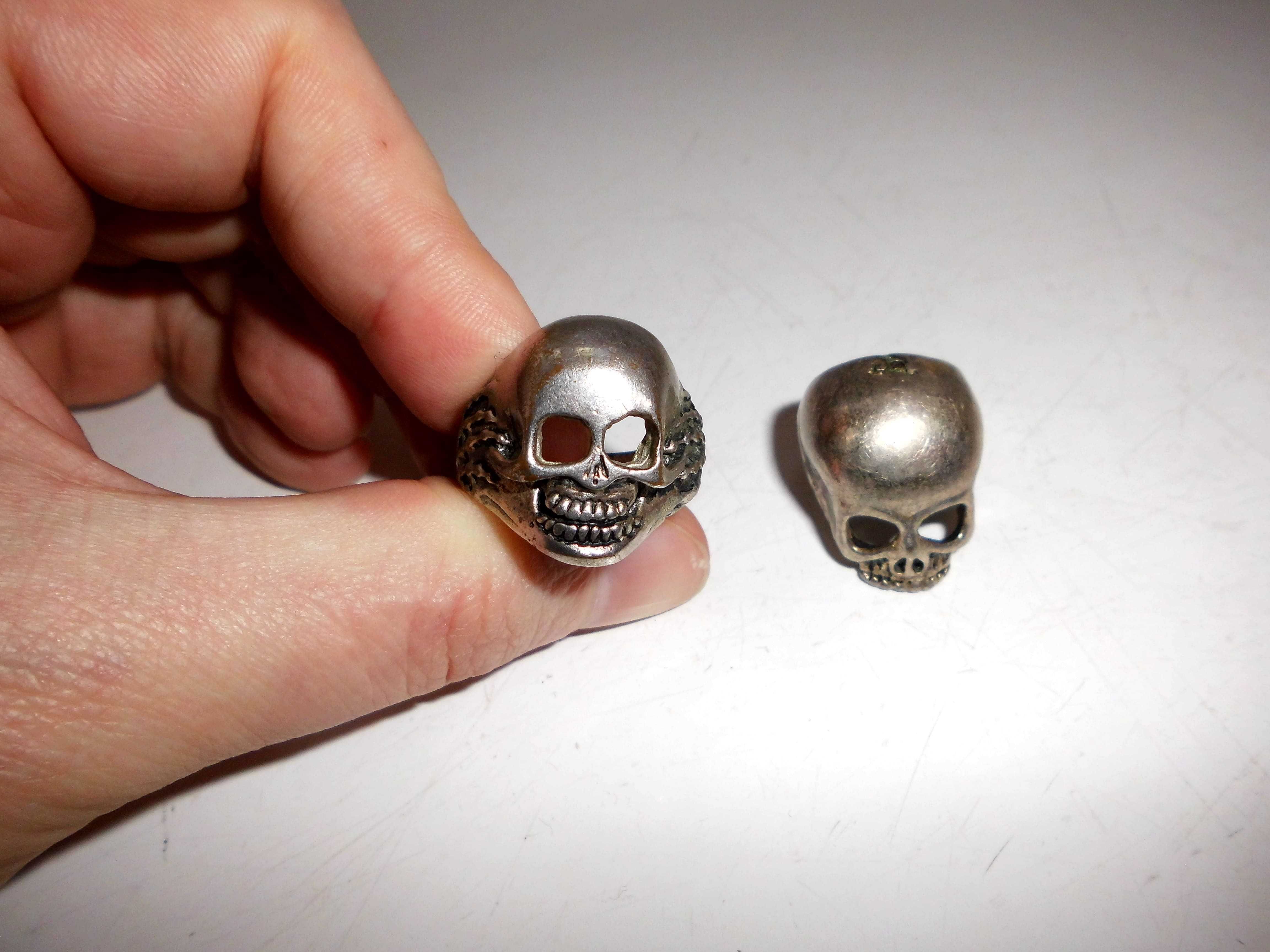 Dwa stare sygnety Memento Mori .