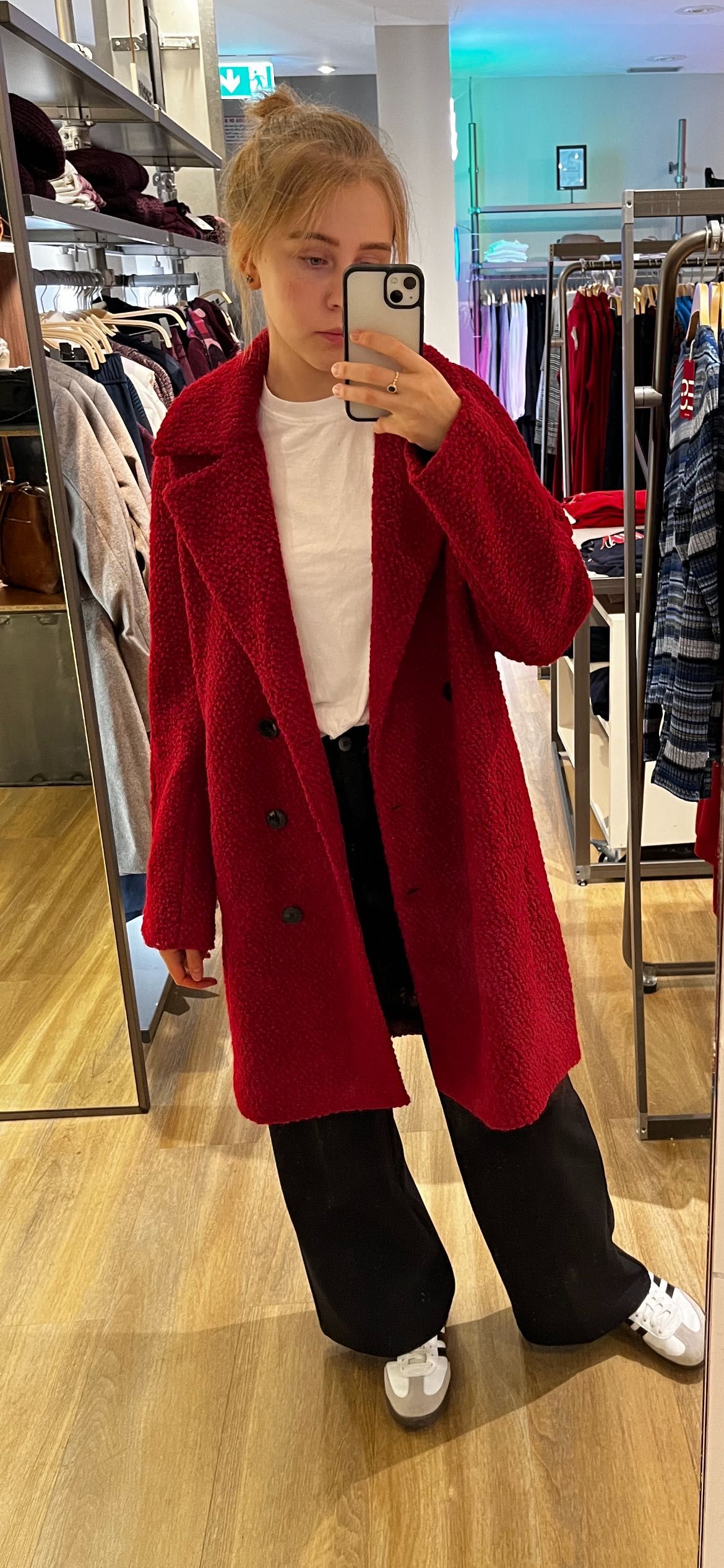 trend w modzie, płaszcz, zimowy, wykonany z miszu, czerwony. Desigual