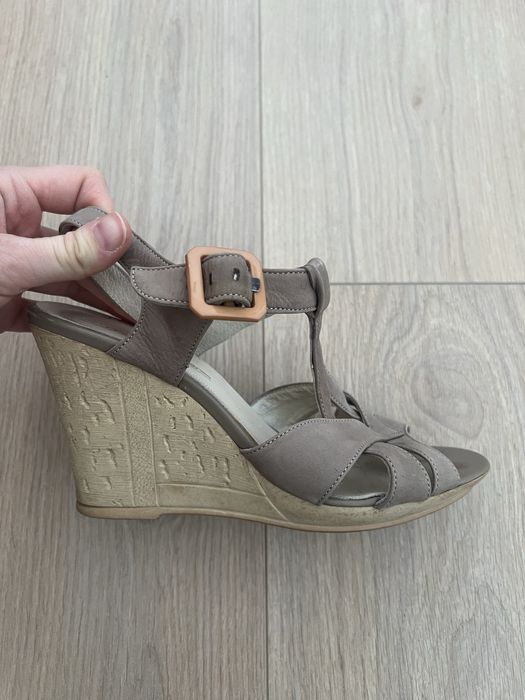 Бежеві босоніжки