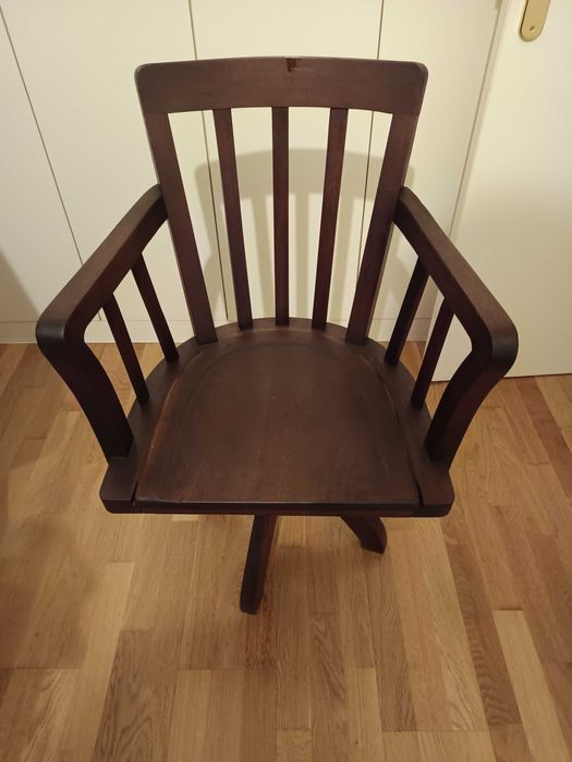 Cadeira portuguesa antiga giratória em bom estado