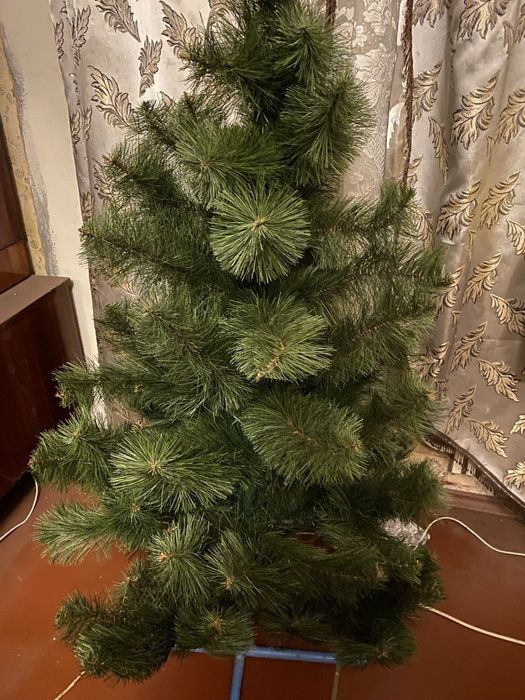 Продаётся искусственная ёлка.