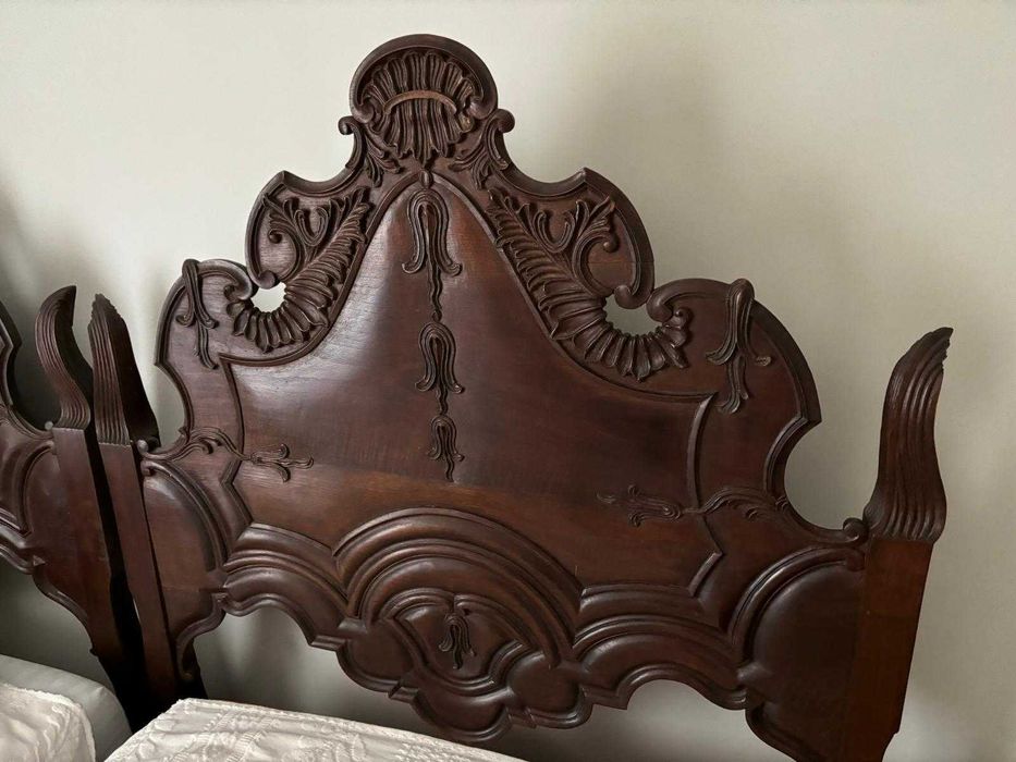 Vendo Duas Camas Antigas de Madeira Nobre - Peças Únicas e de Coleção