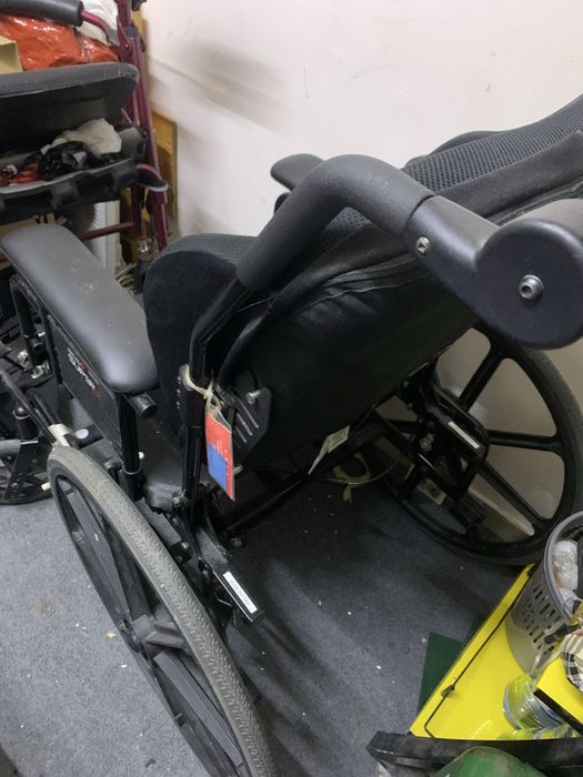 Крісло колісне і ходунки