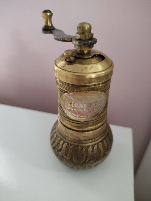 Młynek retro do pieprzu