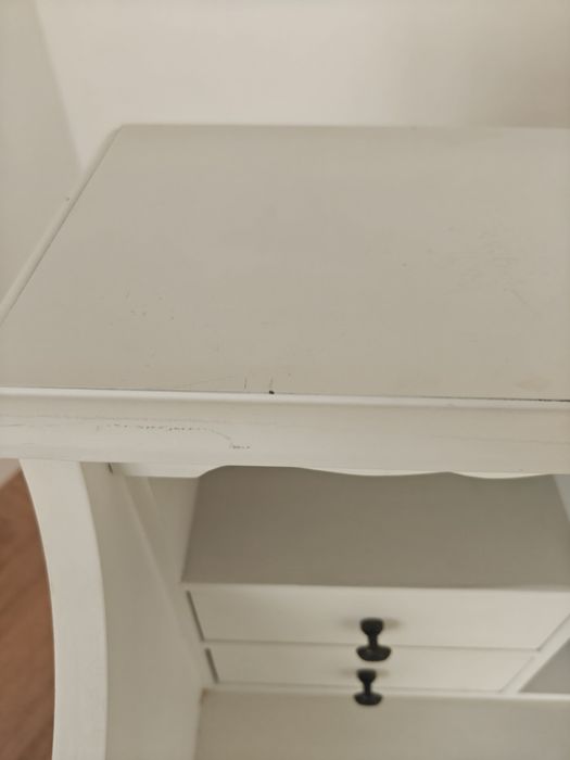 Sekretarzyk biały z nadstawką w stylu rustykalnym