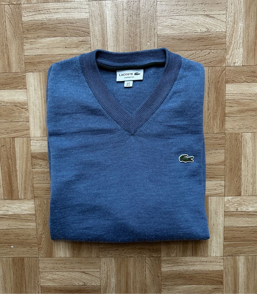 Niebieski sweter z dekoltem Lacoste