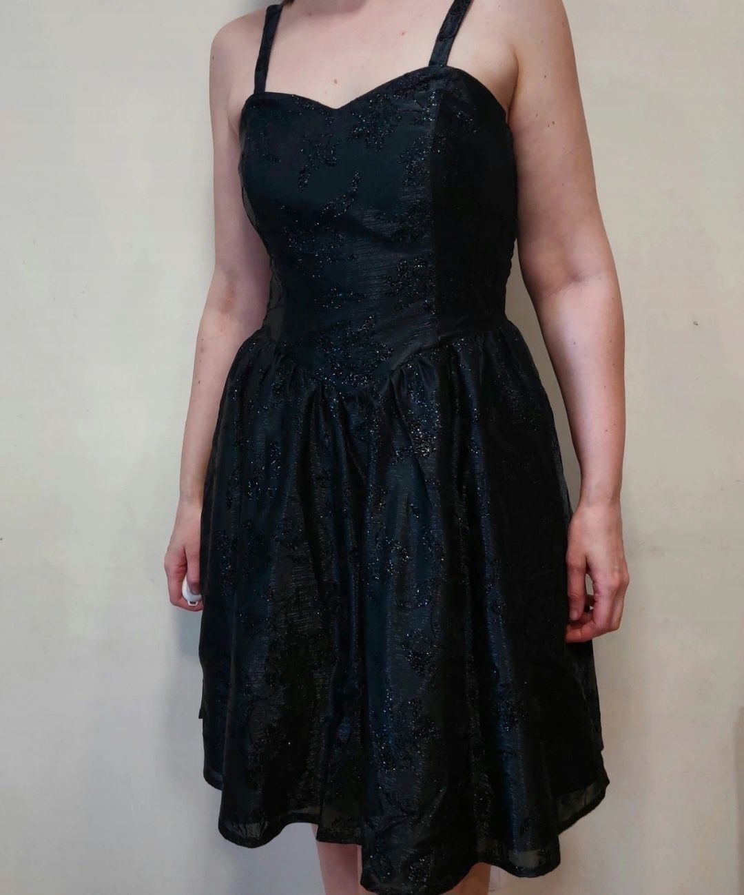 Czarna elegancka brokatowa sukienka C&A - 40

Bardzo ładna elegancka s