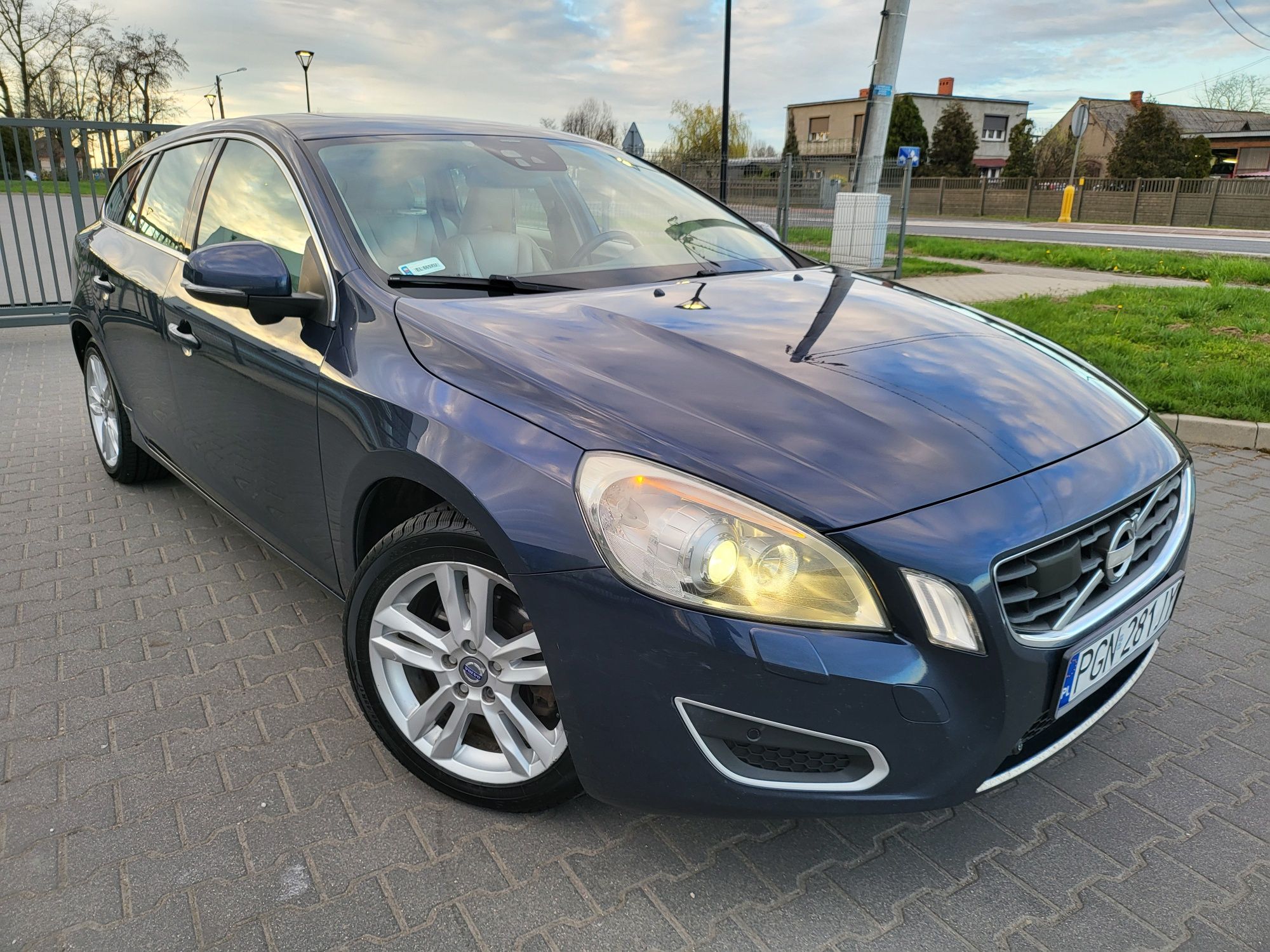 Rodzinne Volvo V60 2012r 2.0 D4 163km - Bardzo Bogata wersja - Alu 17