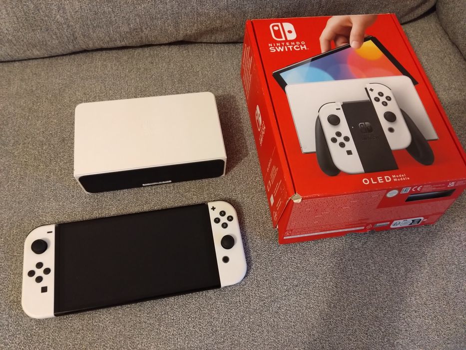 Nintendo Switch OLED + karta 256 gb i etui