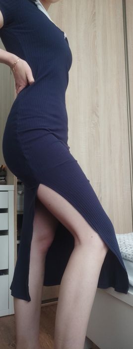 Granatowa sukienka bodycon z białym kołnierzykiem