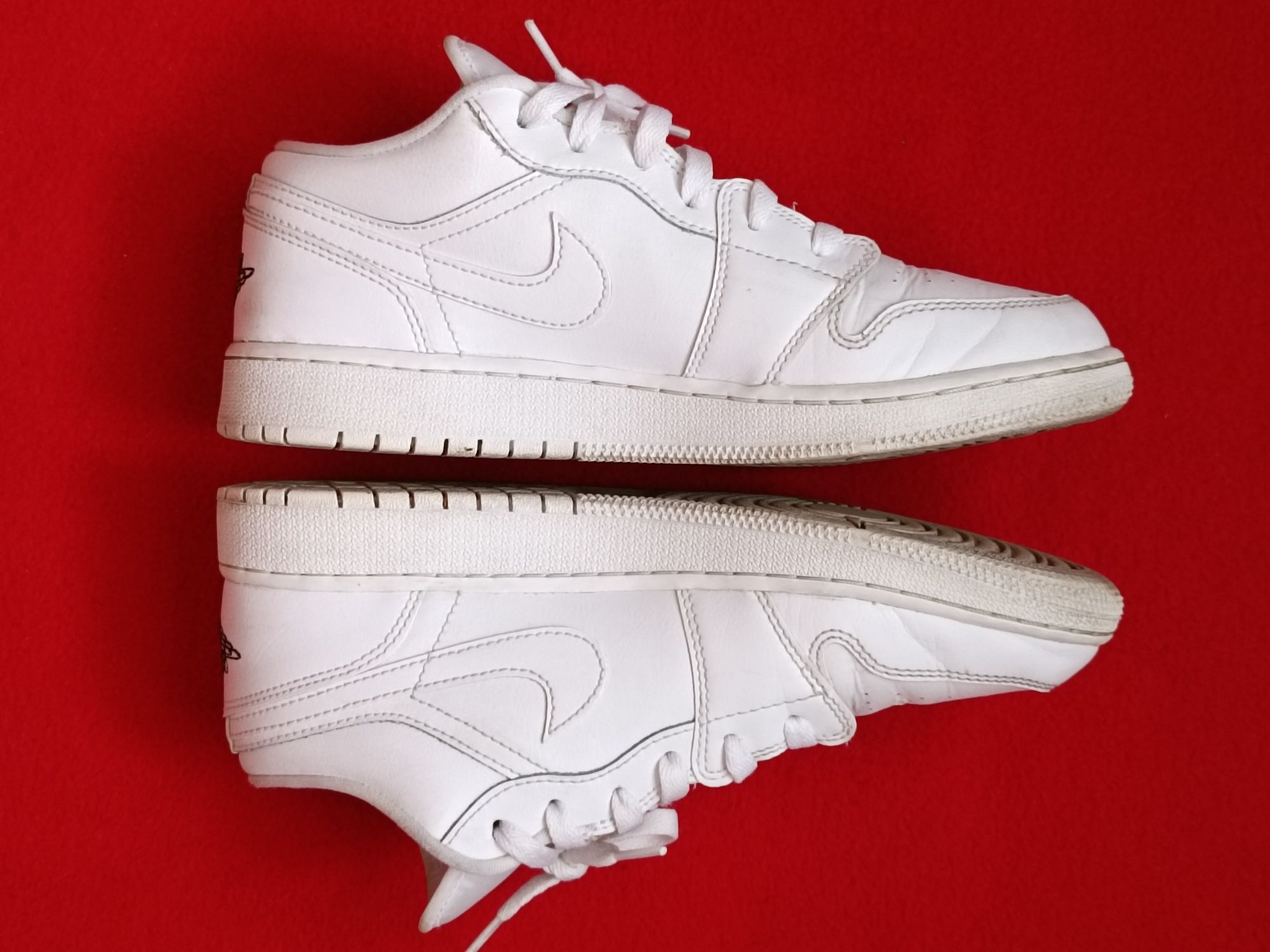 Продам оригинальные женские кроссовки Nike Jordan 1 Low white 39