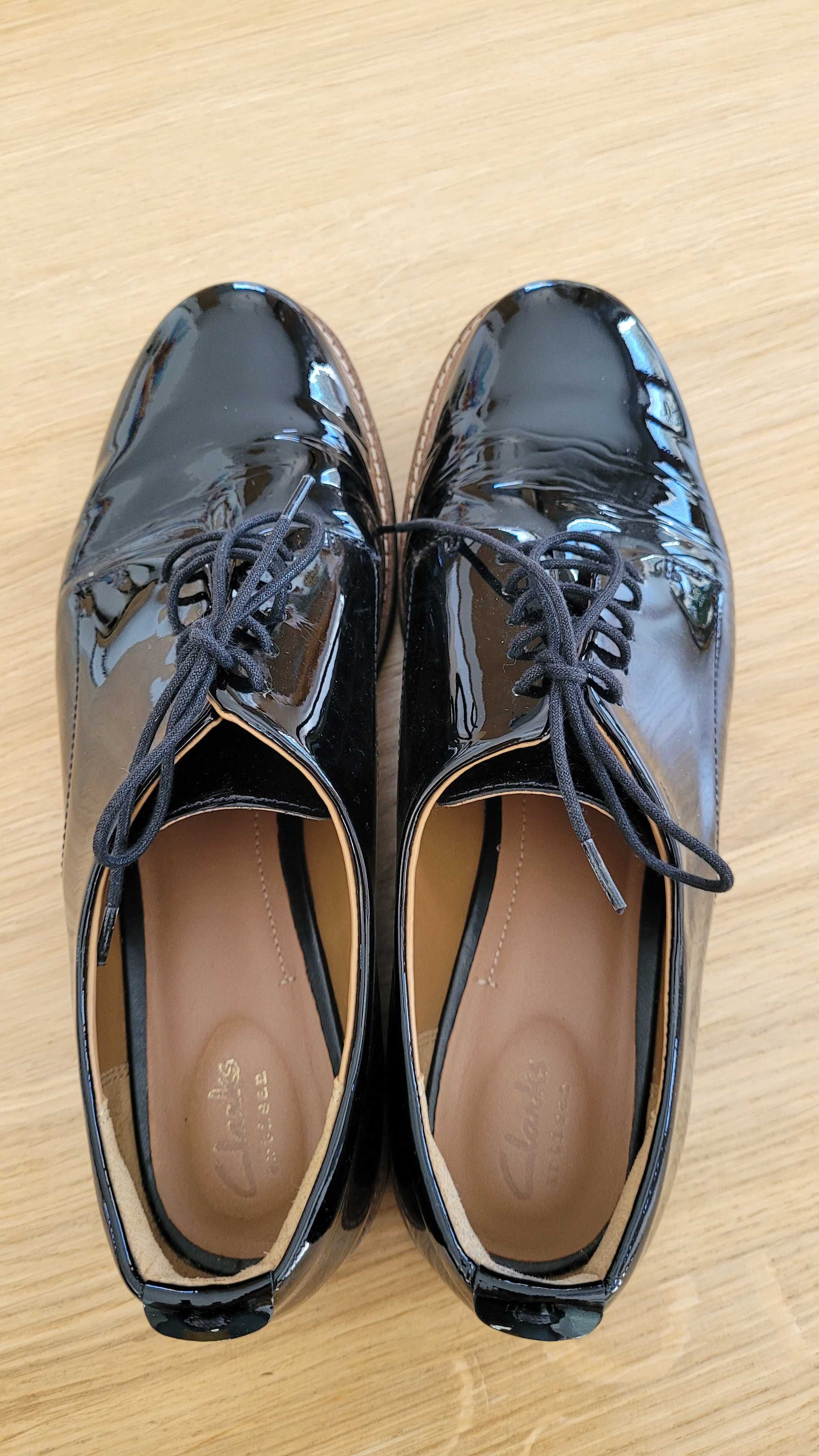 Buty skórzane lakierowane Clarks 42 26,5 cm