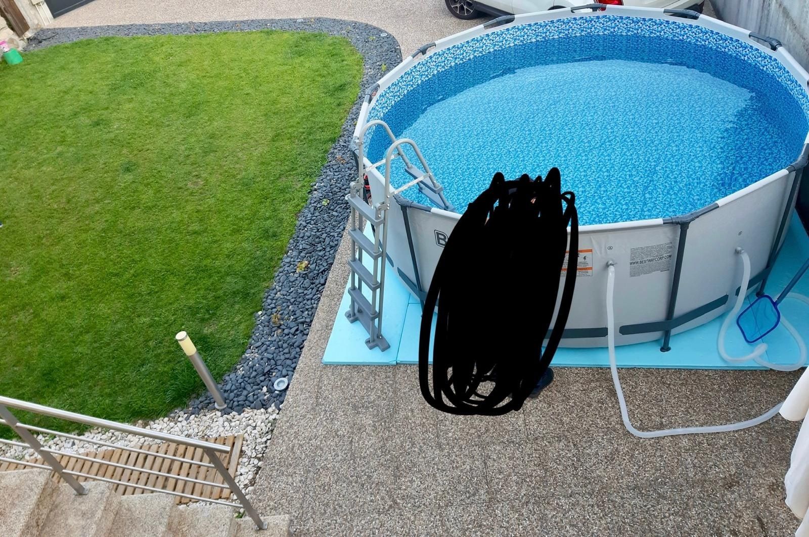 Vendo piscina em ótimo estado e completa, com escadaria motor etc...