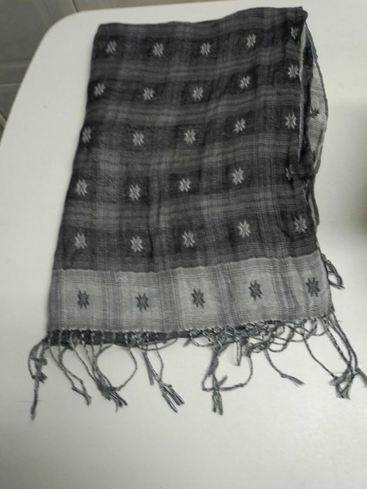 Echarpe grande em tons cinza, preto e branco