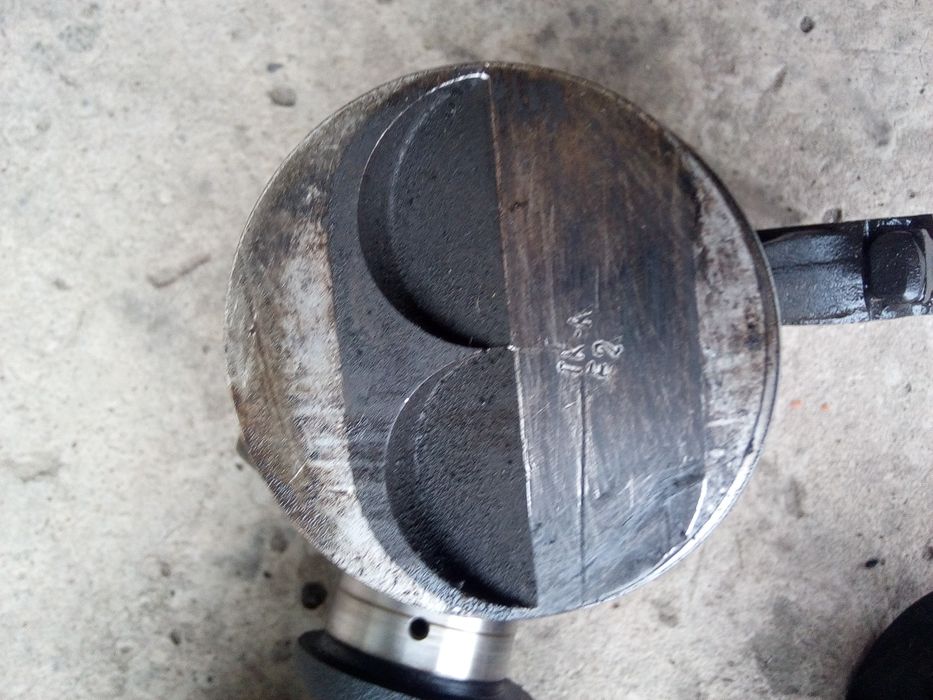 Колінвал ВАЗ 2101 , шатуни,поршні, кільця.