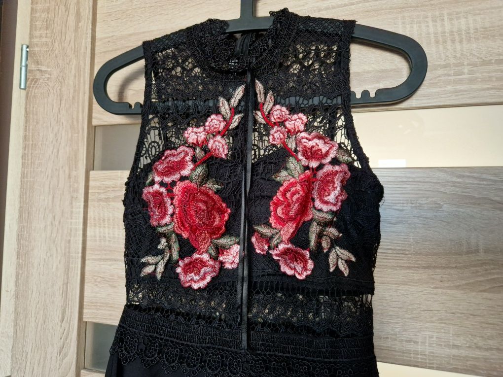 Sukienka r. 36, koronka, haft w róże