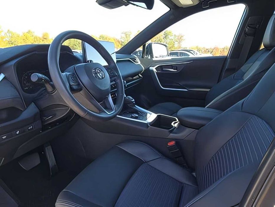 Toyota RAV4      2024