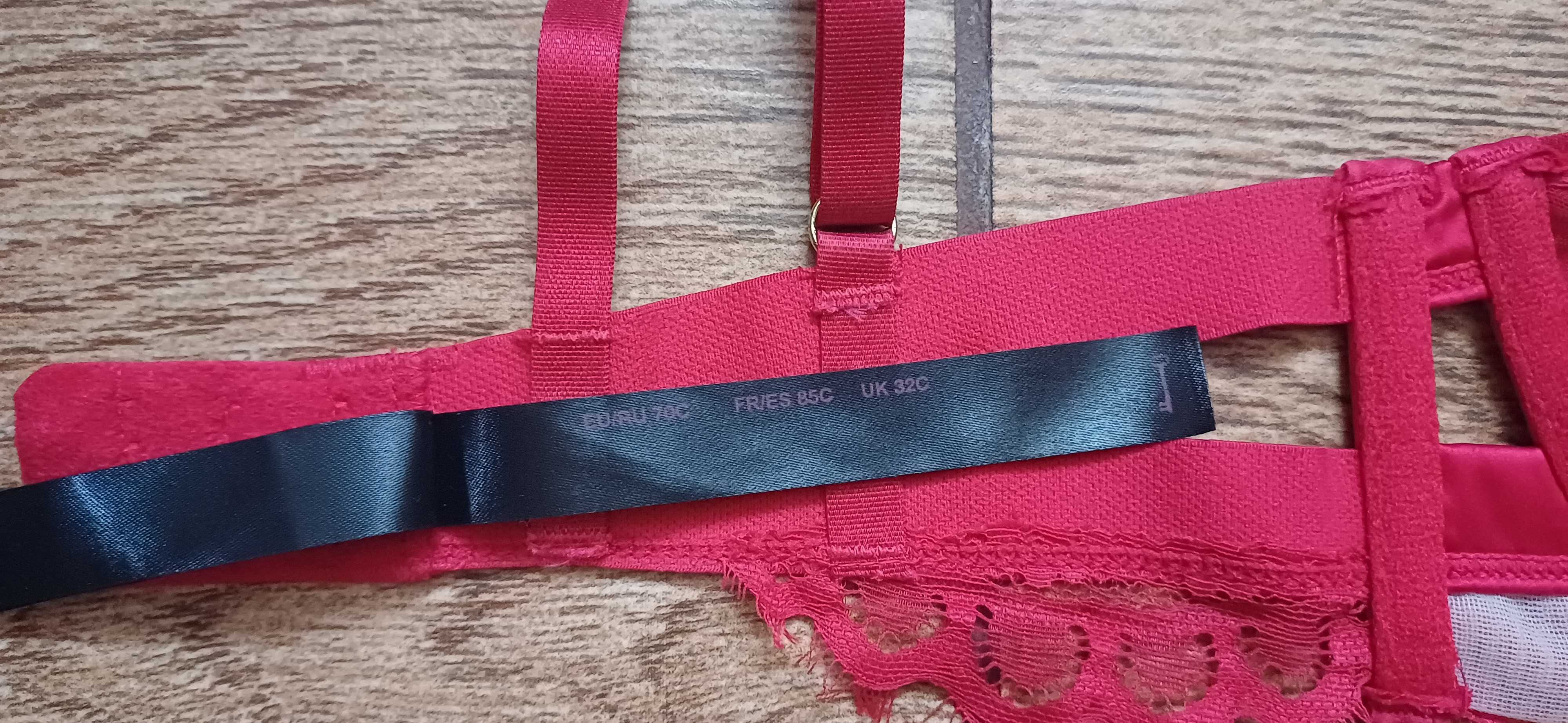 Czerwony biustonosz Private Collection by Hunkemöller w r. 70 C